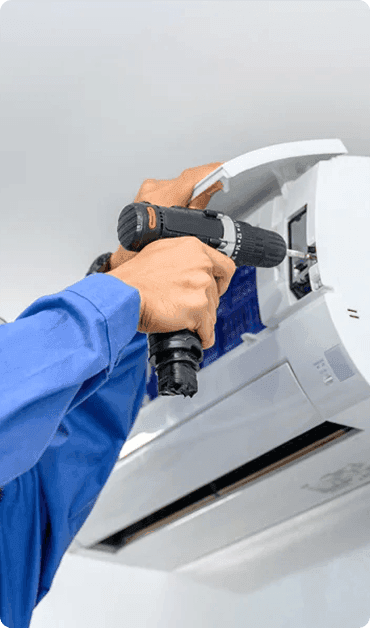 Thợ điện lạnh đang sửa chữa điều hòa