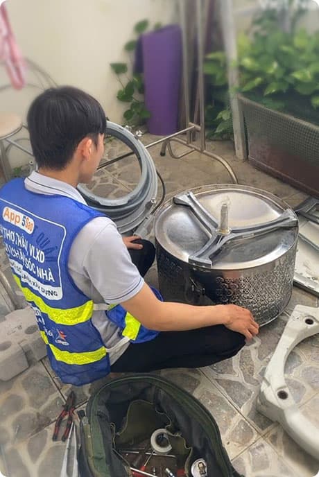 Thợ 5Sao đang sửa chữa máy giặt