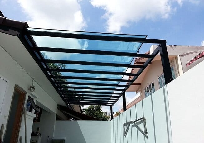 Mái hiên lợp bằng tấm nhựa polycarbonate – Giải pháp lấy sáng hiện đại và bền đẹp