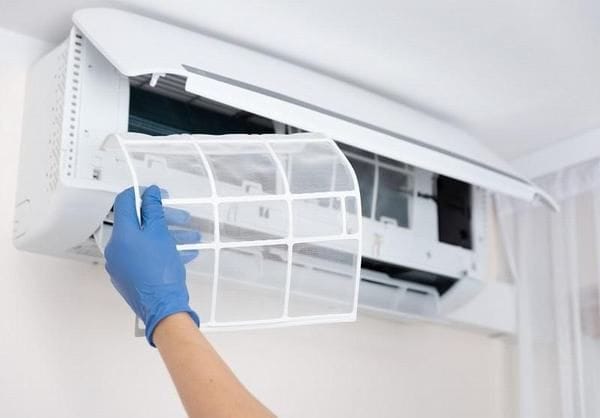 Cách vệ sinh điều hòa panasonic thông qua bước tháo lọc và rửa sạch