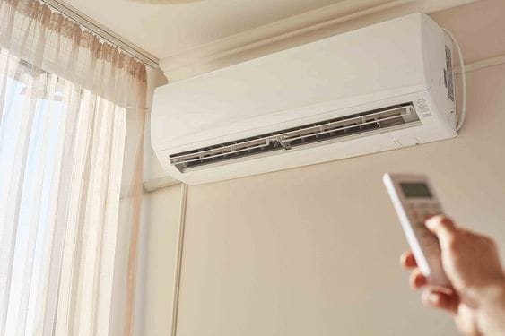 Ngắt nguồn điện là bước đầu tiên trong cách vệ sinh điều hòa Panasonic