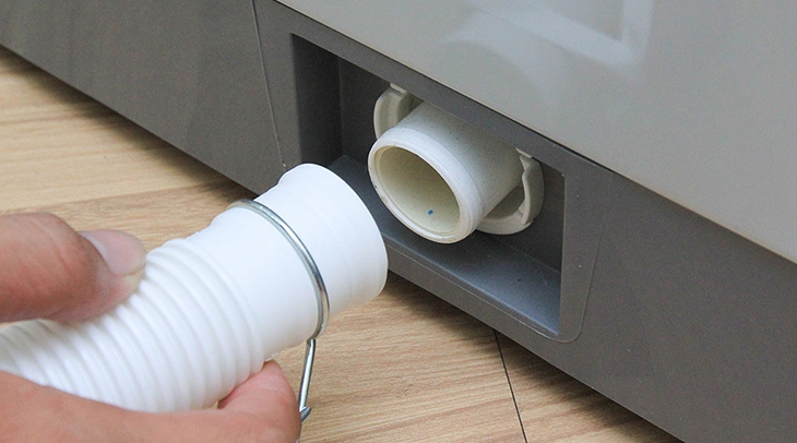 Hướng dẫn vệ sinh phần tiếp xúc giữa ống xả nước và máy giặt, lau sạch mảng bám trên ống để tránh nghẹt đường xả, ngăn rò rỉ và hạn chế mùi hôi.