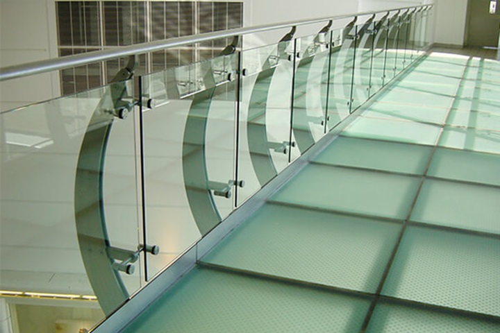 Những mẫu lan can kính được ưa chuộng trên thị trường hiện nay với kiểu dáng hiện đại, tối giản, phù hợp nhà phố, chung cư và biệt thự.