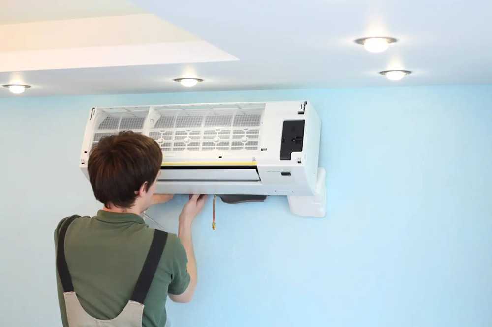 Hướng dẫn cách xử lý máy lạnh kêu rè rè tại nhà đơn giản như vệ sinh dàn lạnh, kiểm tra quạt và siết chặt ốc vít