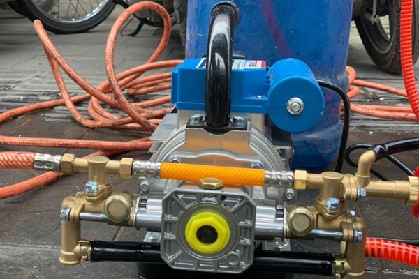 Tiêu chí chọn máy xịt vệ sinh điều hòa phù hợp với nhu cầu sử dụng gia đình và dịch vụ