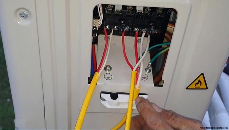 Lỗi kết nối dây tín hiệu gây tình trạng lỗi e0 máy lạnh daikin