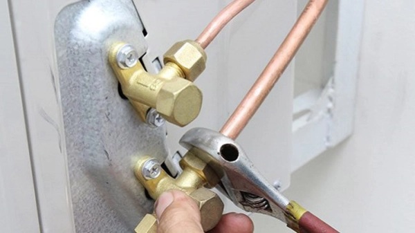 Nạp dư gas hoặc đường ống bị gập, tắc