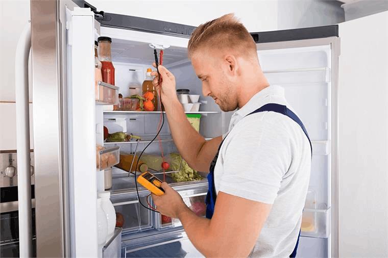 Kỹ thuật viên đang kiểm tra các bộ phận bên trong tủ lạnh