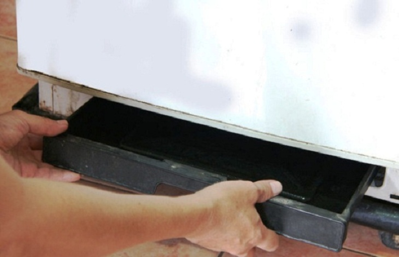 Chảo đựng nước thải tủ lạnh bị lệch gây tiếng kêu rè rè 