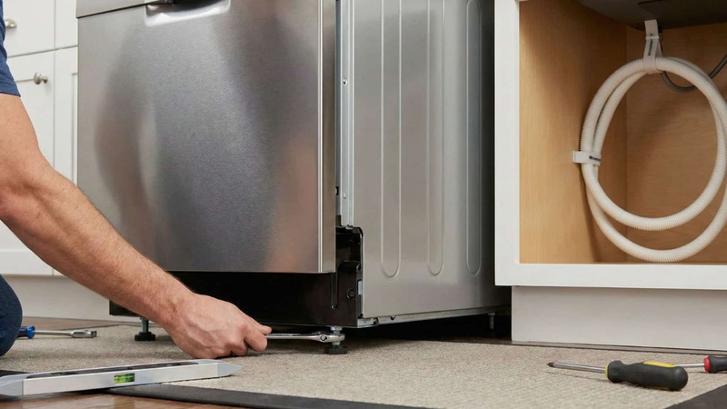 Cách kiểm tra và cân bằng chân tủ lạnh để khắc phục tiếng kêu rè rè 