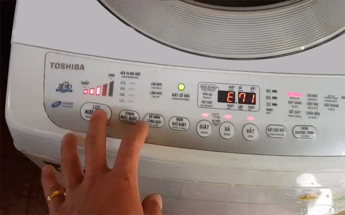 Lỗi E7 1 trên máy giặt Toshiba