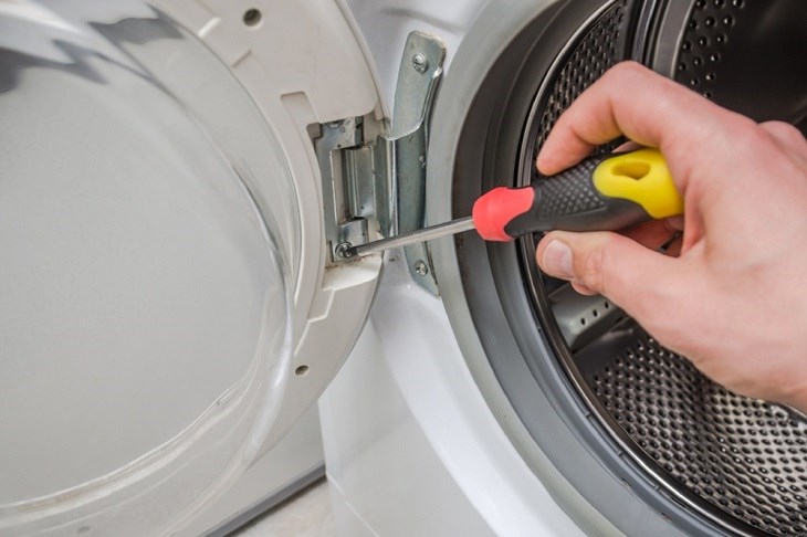 Tại sao máy giặt bị khóa cửa sau khi giặt?