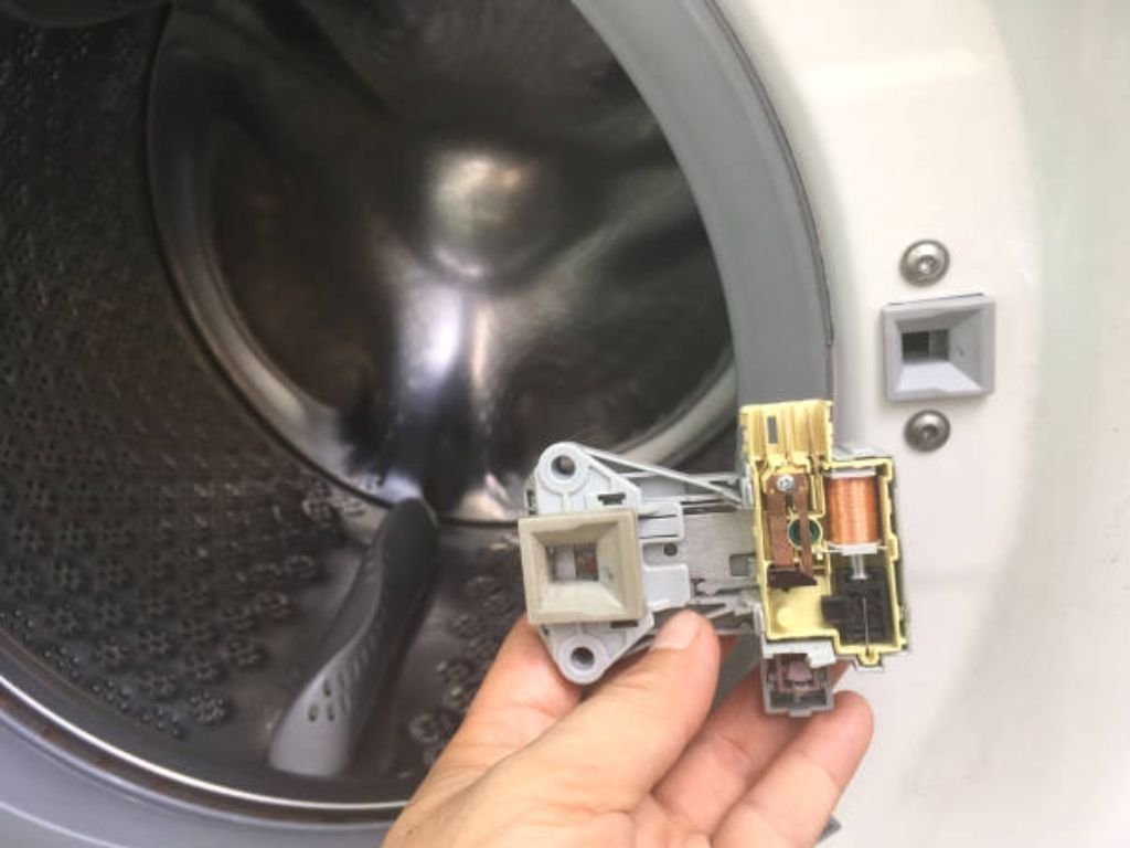 Rơ-le khóa cửa chưa nhả (đợi 2-3 phút)