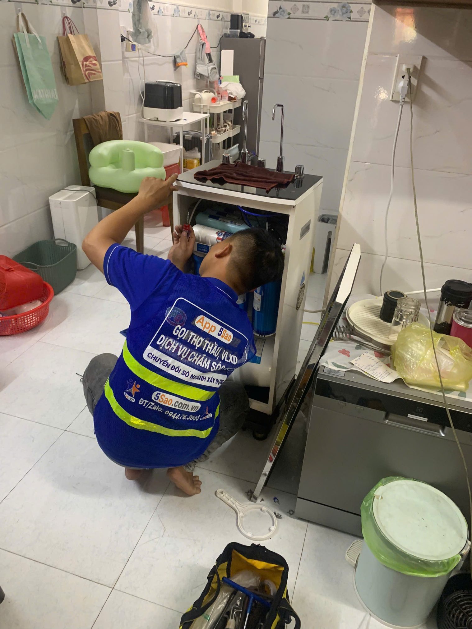 Đội ngũ thợ 5Sao chuyên nghiệp luôn sẵn sàng có mặt tận nơi để bảo dưỡng toàn diện và sửa chữa nhanh chóng mọi sự cố máy lọc nước ngay tại nhà.