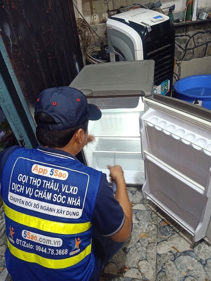 Khoảnh khắc kỹ thuật viên 5Sao trực tiếp bắt bệnh, nạp gas và khắc phục triệt để các sự cố xì giàn hay rò rỉ điện của tủ lạnh tận nơi ở trung tâm Quận 6.