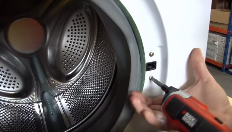 Lật mép gioăng cao su sang một bên