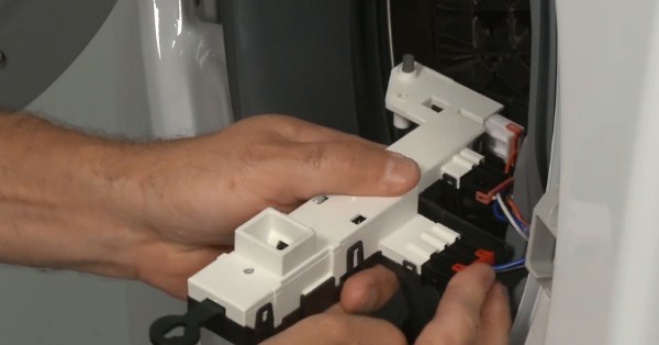 Lấy công tắc cửa mới, cắm lại các giắc dây điện