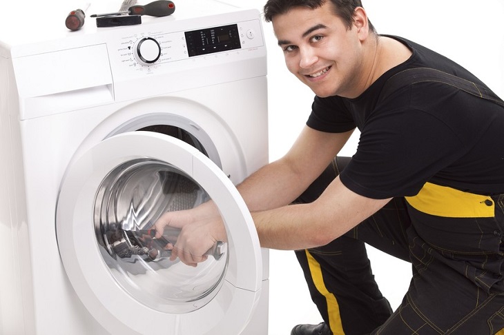 Dùng kìm hoặc tua vít chuyên dụng để tháo