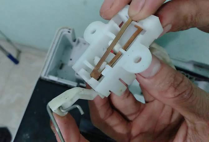 Công tắc cửa (công tắc nắp) bị hỏng hoặc kẹt