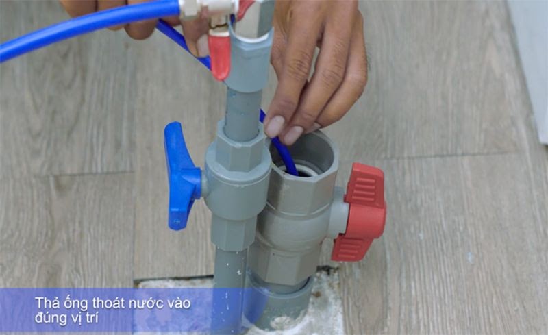 Đặt ống xả vào vị trí mong muốn