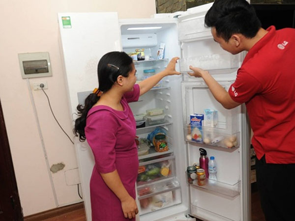 Thợ kỹ thuật Điện lạnh Đức Thiện đang tiến hành kiểm tra tỉ mỉ hệ thống block và bo mạch, xử lý dứt điểm tình trạng tủ lạnh kém lạnh ngay tại nhà khách hàng.