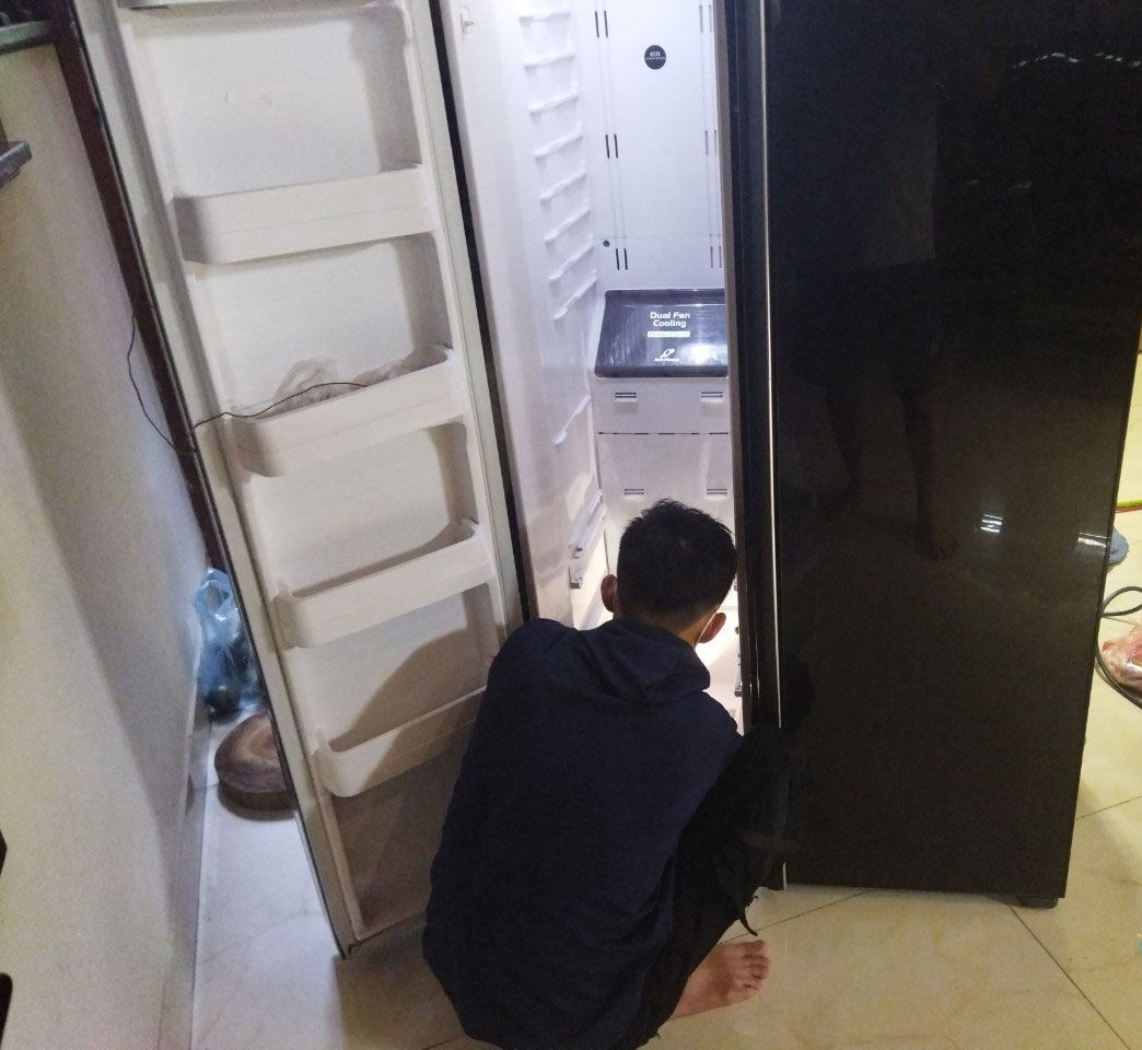Khoảnh khắc thợ giỏi Đức Chính cẩn trọng kiểm tra bo mạch, xử lý sự cố rò rỉ gas và thay thế vật tư chuẩn kỹ thuật ngay tại công trình của khách.