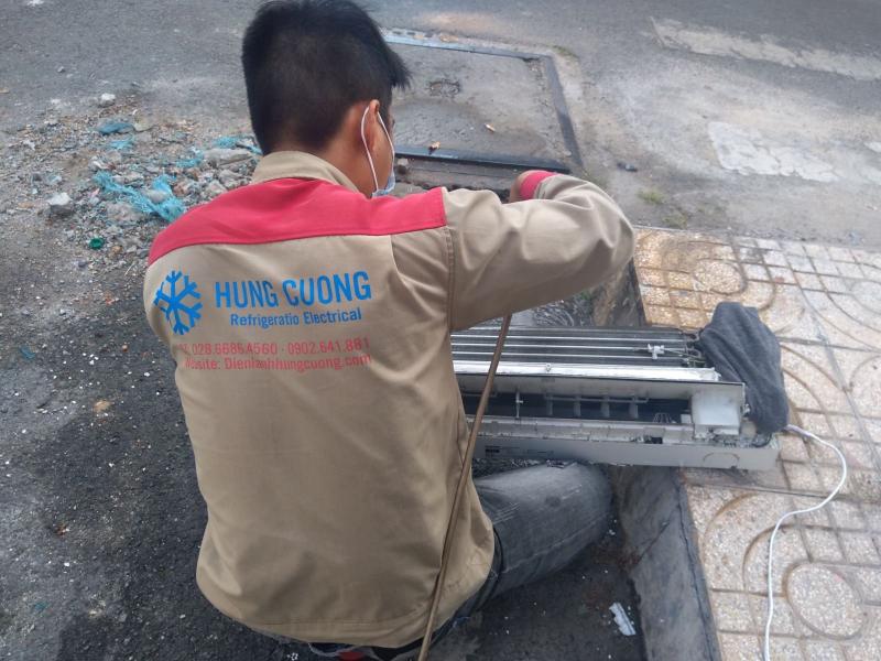 Đội ngũ thợ giàu kinh nghiệm từ Điện lạnh Hùng Cường luôn sẵn sàng có mặt tận nơi tại Quận 1 để hỗ trợ tháo lắp máy lạnh an toàn và cẩn thận. Dịch vụ uy tín, xử lý nhanh gọn, đi kèm chính sách bảo hành ống đồng và kỹ thuật lắp đặt dài hạn mang lại sự an tâm vững vàng.