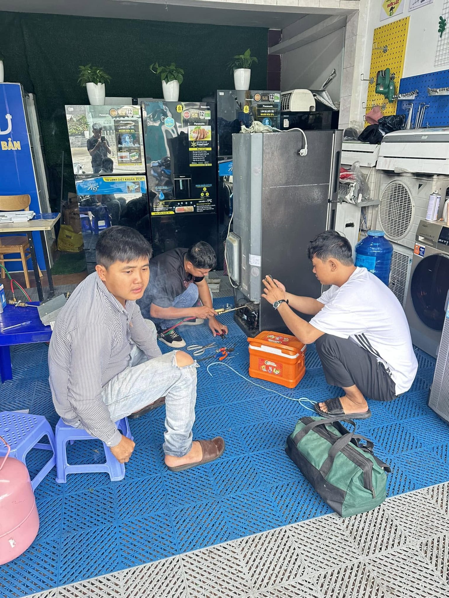 Điện lạnh OYASU chuyên cung cấp dịch vụ sửa chữa và vệ sinh tủ lạnh tận nơi trọn gói: Đội ngũ thợ tay nghề cao, bắt bệnh chuẩn xác và xử lý triệt để mọi sự cố từ tủ dân dụng đến các dòng tủ Inverter cao cấp ngay tại nhà.