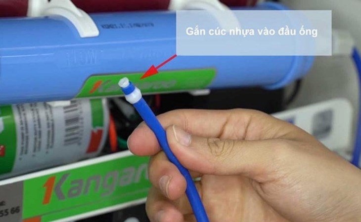 Gắn cúc nhựa vào đầu ống dẫn nước