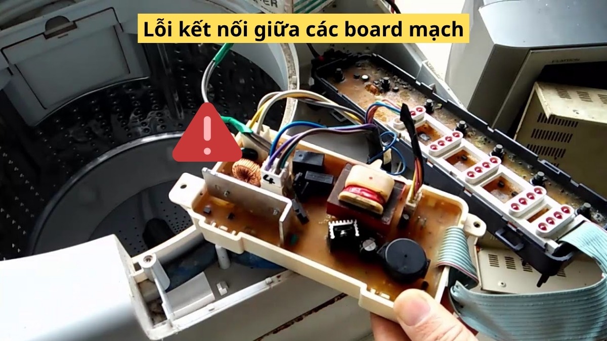 Tình trạng giắc cắm kết nối giữa bo mạch và động cơ bị lỏng sẽ làm gián đoạn đường truyền tín hiệu điện, khiến máy giặt không nhận lệnh quay hoặc báo lỗi liên tục trên màn hình hiển thị.