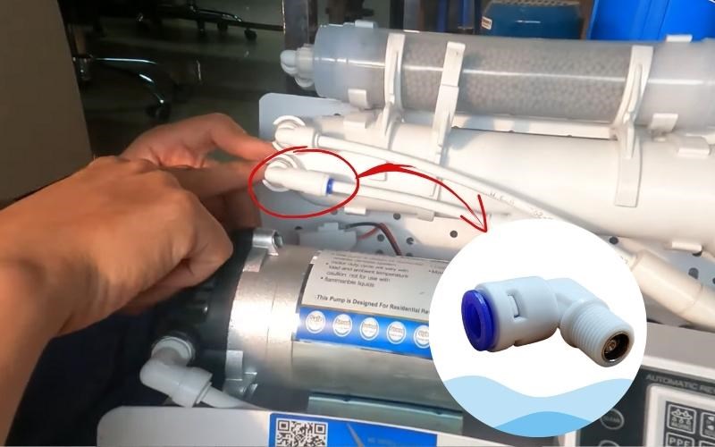 Lắp van vào nguồn cấp nước