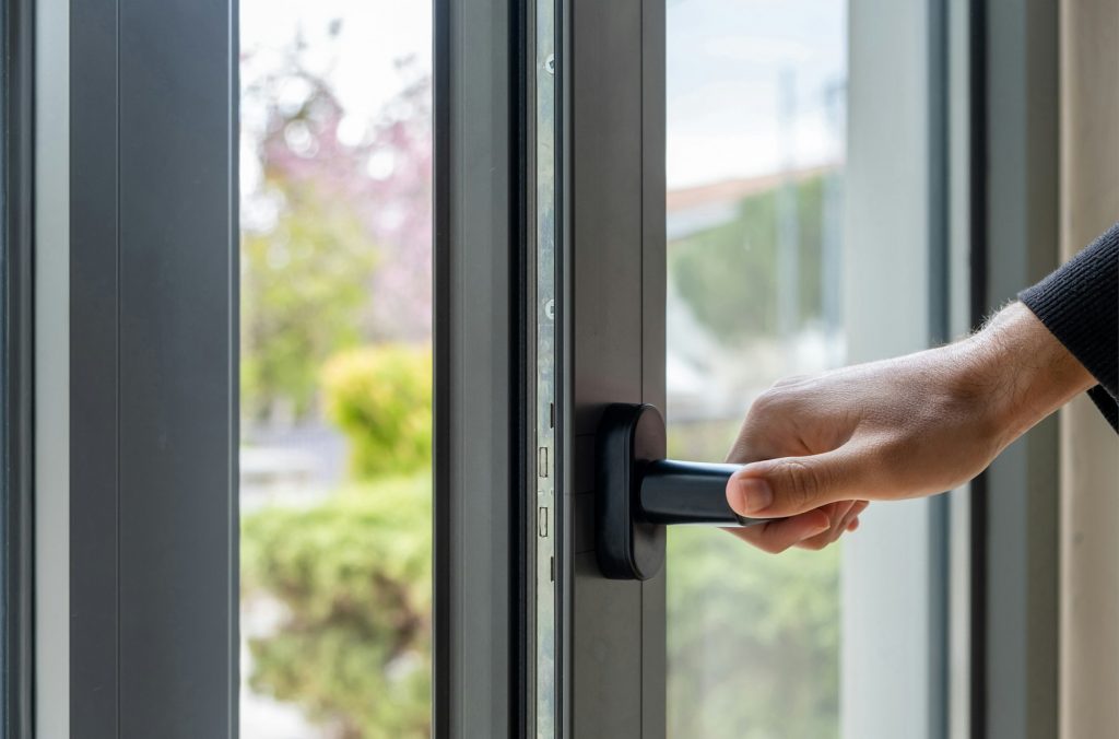 Khóa cửa, tay nắm hoặc chốt bị lệch