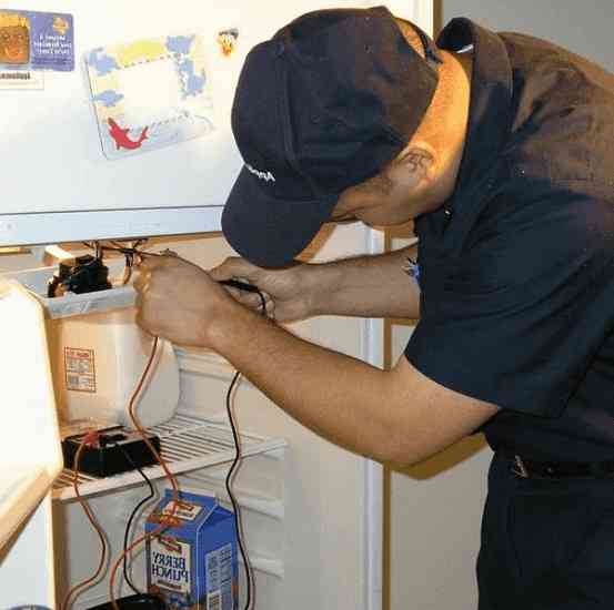 Kỹ thuật viên Cơ điện lạnh Trọng Vinh đang tiến hành kiểm tra block (máy nén), đo đạc dòng điện và khắc phục sự cố kém lạnh cho tủ lạnh của khách hàng tại khu vực Quận Bình Thạnh.
