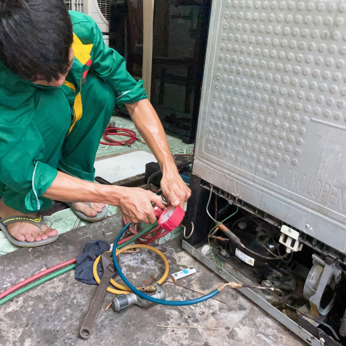 Khoảnh khắc thợ giỏi Tuấn Lê kiểm tra bo mạch và xử lý dứt điểm sự cố cho thiết bị điện lạnh, mang lại sự an tâm cho không gian sống của bạn.