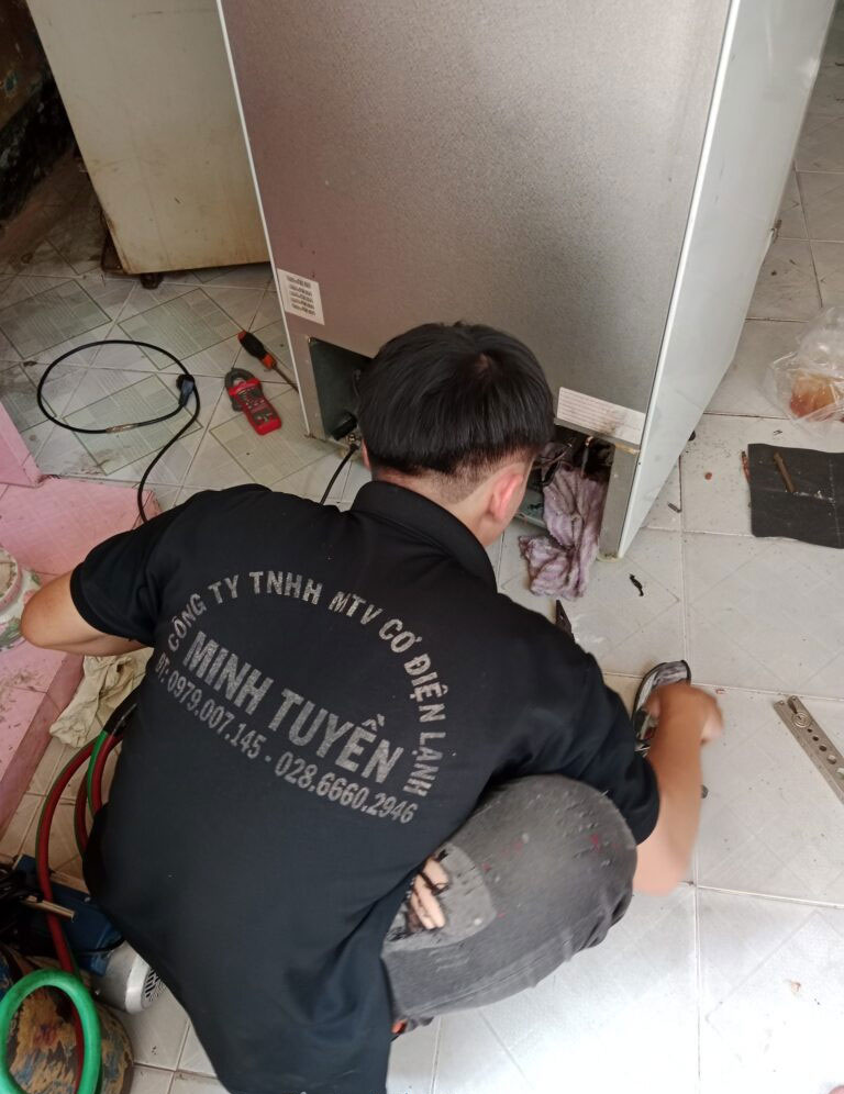 Điện lạnh Minh Tuyền chuyên cung cấp dịch vụ sửa tủ lạnh chuyên nghiệp tại Quận Bình Thạnh: Cam kết thợ tay nghề cao, bắt bệnh chuẩn xác và xử lý triệt để mọi hư hỏng từ tủ dân dụng đến tủ Inverter cao cấp ngay tại nhà.