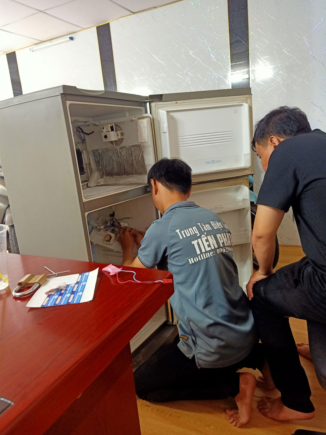 Hình ảnh thực tế dịch vụ sửa chữa tủ lạnh uy tín, giá rẻ tại nhà của Điện lạnh Tiến Phát.