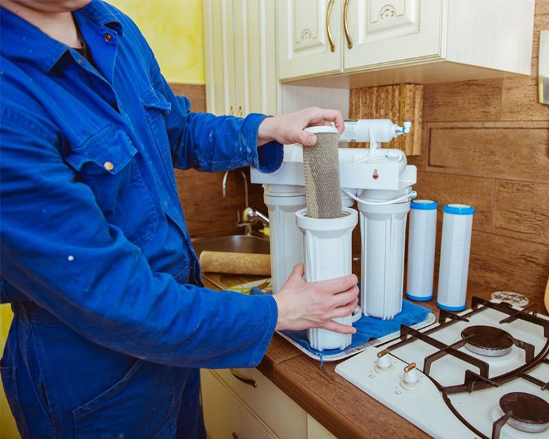 Thực hiện vệ sinh và bảo dưỡng thiết bị định kỳ: Giúp loại bỏ bụi bẩn, cặn bám bên ngoài lẫn bên trong, từ đó duy trì hiệu suất hoạt động ổn định và kéo dài tuổi thọ cho máy lọc nước.