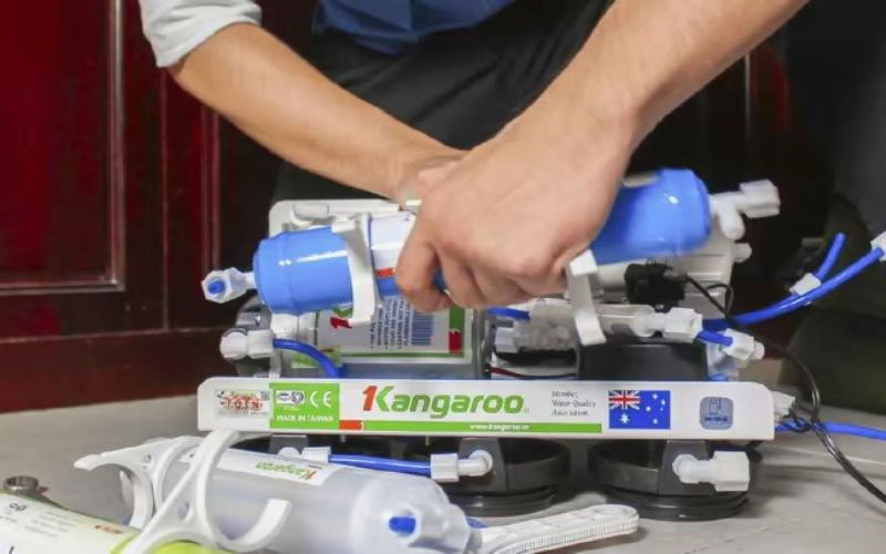 Làm sạch vỏ ngoài và khu vực quanh hệ thống lọc
