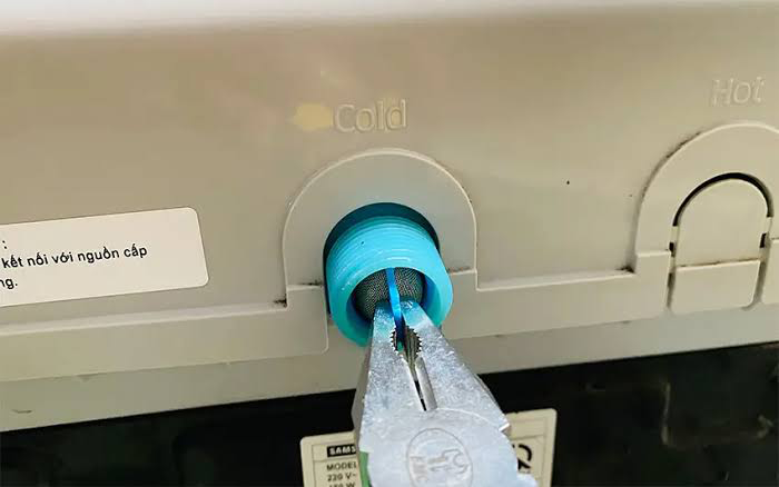 Vệ sinh lưới lọc van cấp nước máy giặt