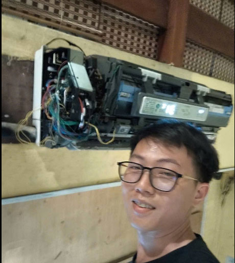 Hình ảnh thợ kỹ thuật của Điện lạnh Anh Thông đang tỉ mỉ kiểm tra và hoàn thiện các bước tháo lắp máy lạnh chuyên nghiệp cho khách hàng tại Quận 9.