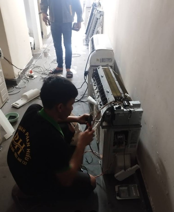 Đội ngũ thợ lành nghề của Điện lạnh Hiếu Phan đang miệt mài thực hiện ca tháo lắp máy lạnh tận nơi cho khách hàng tại Quận 3, luôn cam kết báo giá minh bạch trước khi làm và hỗ trợ siêu tốc.