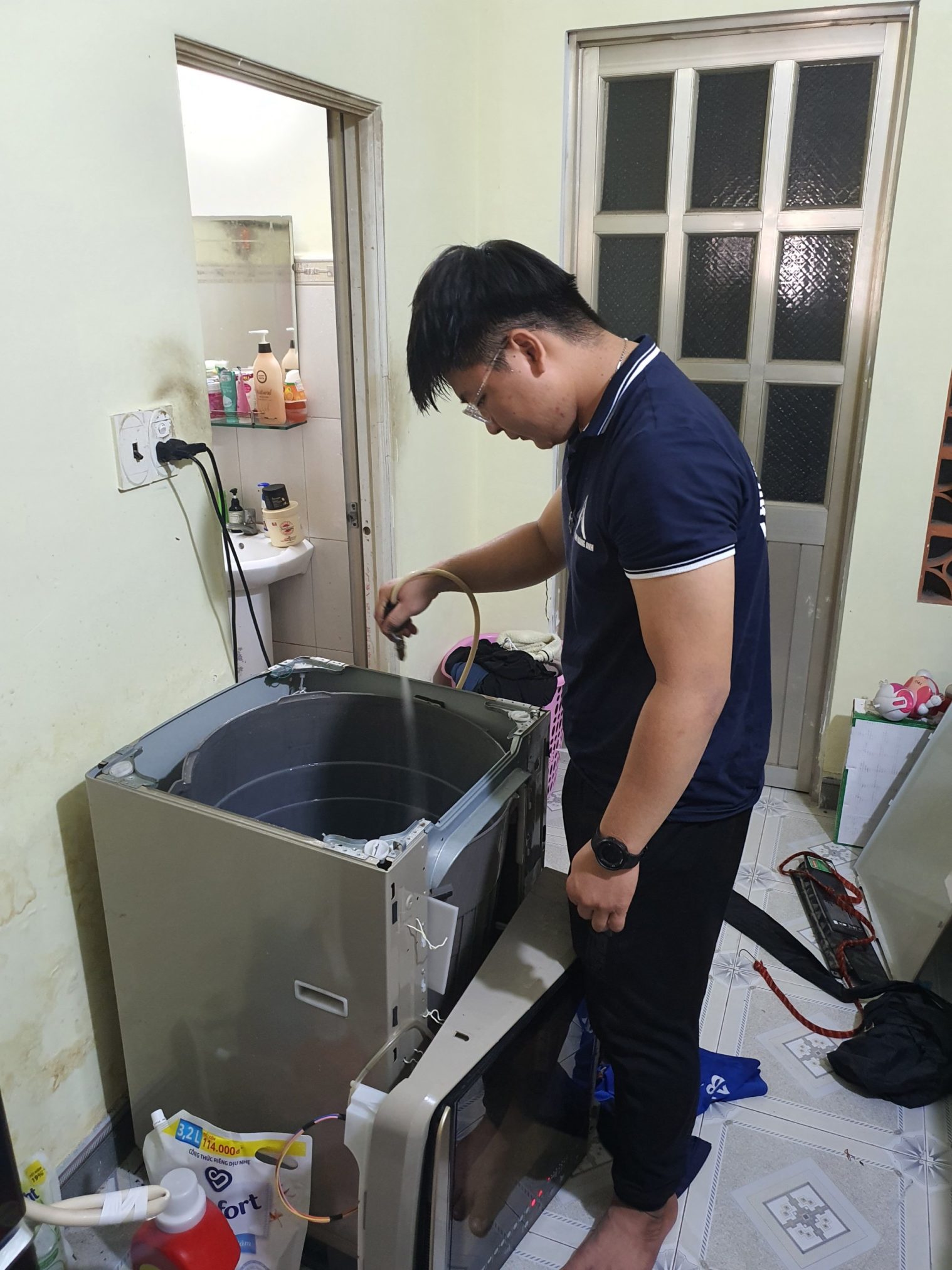 Đội ngũ kỹ thuật viên Điện lạnh Hoàng Anh chuyên vệ sinh máy lạnh và máy giặt Quận 5, có mặt ngay sau 30 phút!