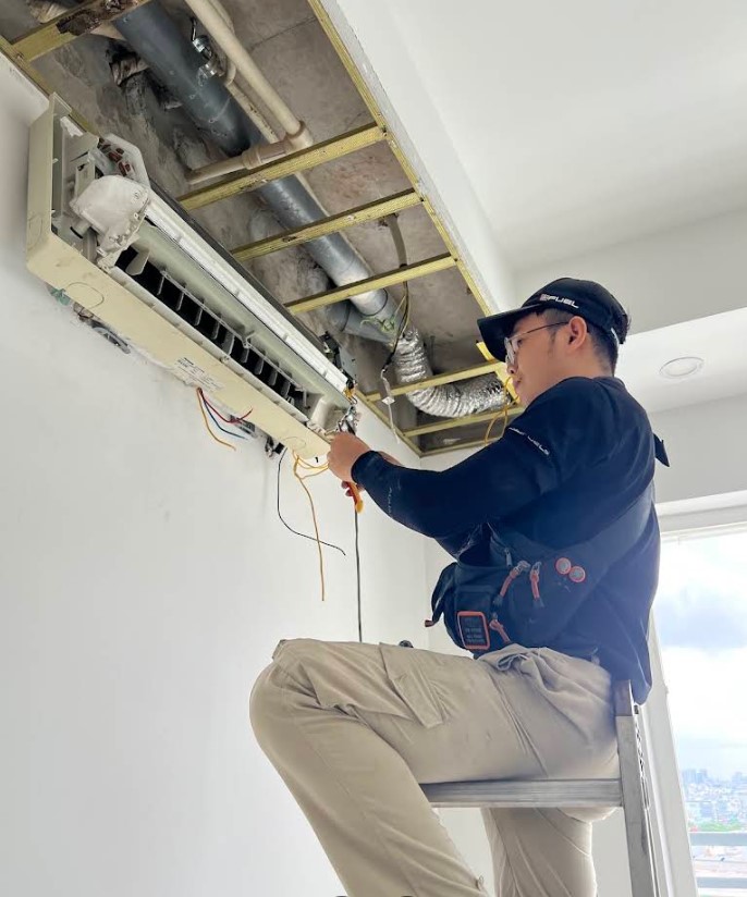 Bạn đang cần di dời máy lạnh sang vị trí mới hoặc lắp đặt thiết bị mới cho không gian sống tại Quận 7 nhưng ngại việc vận chuyển cồng kềnh? Điện lạnh Hoàng Anh cung cấp dịch vụ trọn gói tận nhà từ A đến Z, hỗ trợ khảo sát vị trí tối ưu và lắp đặt an toàn đúng kỹ thuật. Thợ làm việc cẩn trọng, kiểm tra áp suất gas và độ lạnh kỹ càng trước khi bàn giao.