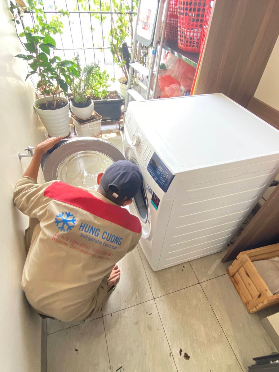 Vệ sinh sạch sâu, triệt tiêu cặn bẩn cùng đội ngũ thợ lâu năm của Điện lạnh Hùng Cường tại Quận 2 — Uy tín, chuyên nghiệp, hỗ trợ siêu nhanh!