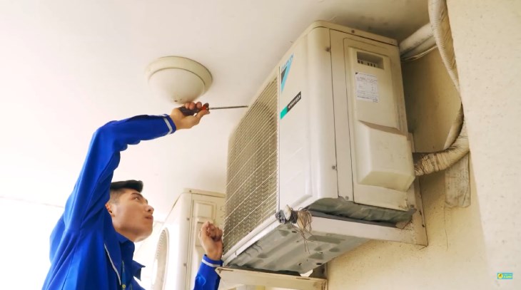 Đội ngũ thợ tay nghề cao của Điện lạnh Hùng đang trực tiếp xử lý ca lắp đặt máy lạnh tận nơi ở Quận 11, đảm bảo đường ống gọn gàng, kỹ thuật chuẩn xác và tối ưu hiệu suất làm lạnh.