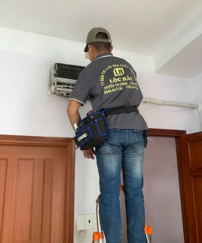Thợ Điện lạnh Lộc Hải đang túc trực thi công lắp đặt máy lạnh giá tốt, bảo hành chu đáo tại Tân Phú.