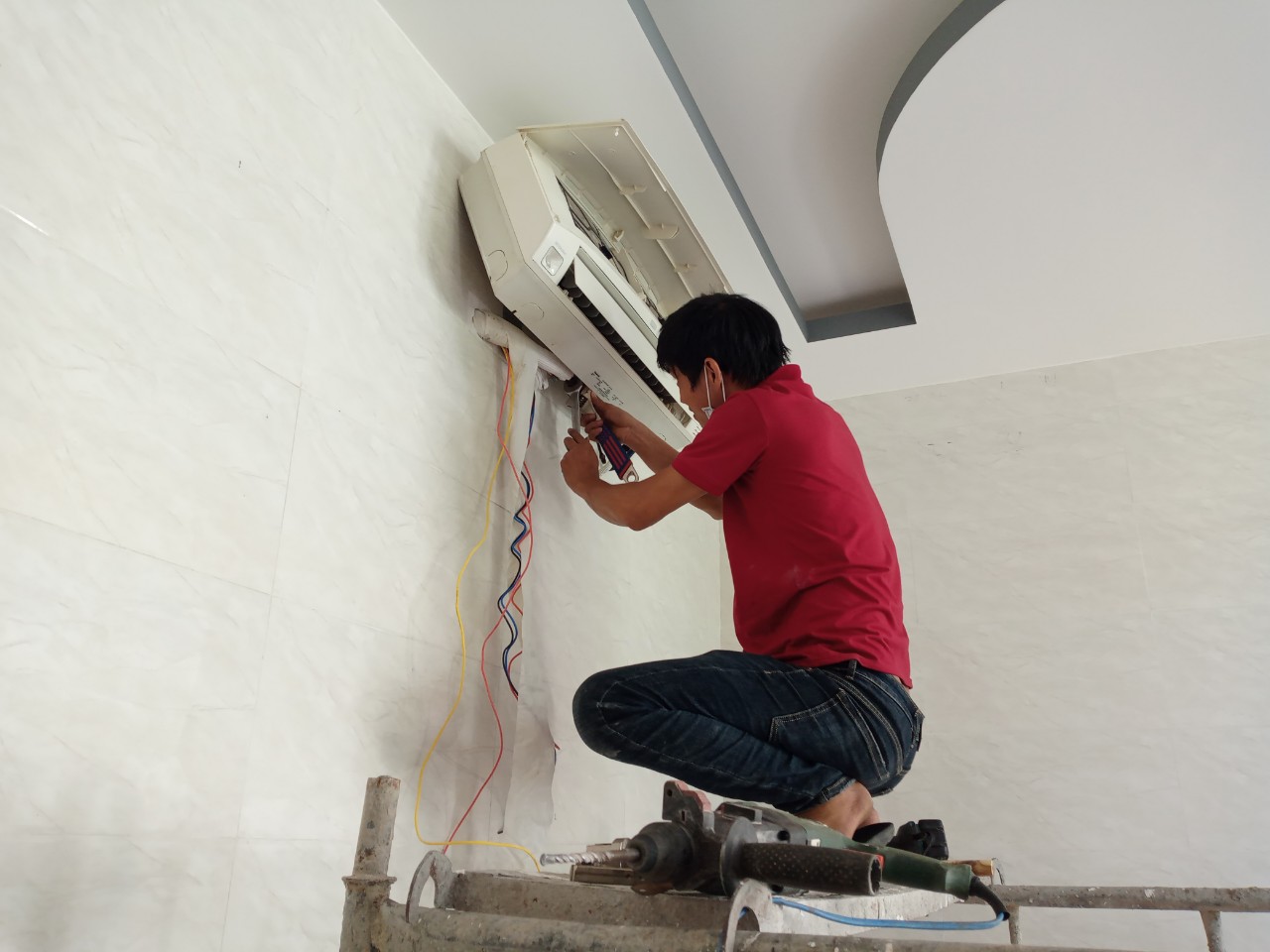 Bạn cần di dời máy lạnh hoặc lắp đặt thiết bị mới cho căn hộ, văn phòng tại Quận 1? Dịch vụ tháo lắp máy lạnh của Điện lạnh Minh Thắng bảo đảm hỗ trợ nhanh gọn, thi công chuẩn kỹ thuật, không làm rò rỉ gas cùng chính sách hậu mãi dài hạn.