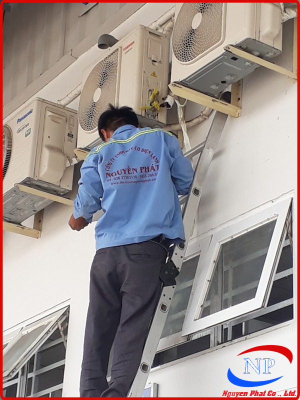 Kỹ thuật viên Điện lạnh Nguyễn Phát đang khẩn trương hoàn thiện ca tháo lắp máy lạnh cho khách hàng tại Quận 10, minh chứng cho uy tín về tốc độ phản hồi nhanh và dịch vụ chuyên nghiệp.