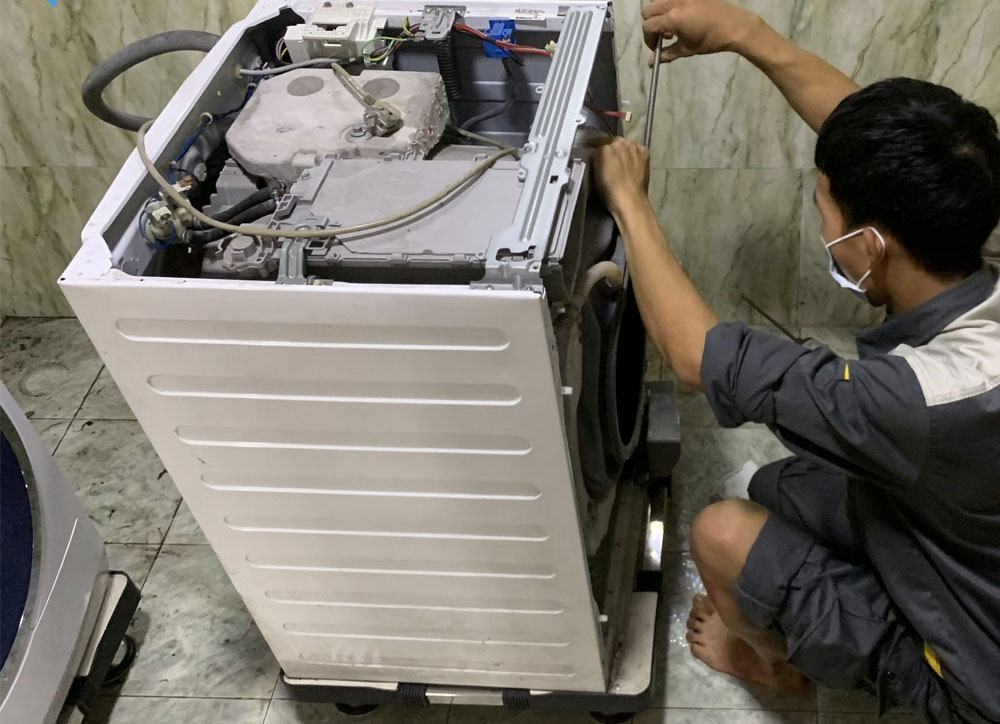 Máy giặt nhà bạn bỗng dưng báo lỗi hoặc ngừng hoạt động? Đội ngũ thợ chu đáo từ Điện lạnh Nhựt Kha sẵn sàng đến tận nơi tại Bình Chánh kiểm tra chuẩn bệnh, báo giá trước khi sửa chữa và hỗ trợ nhanh chóng với mức giá hợp lý.