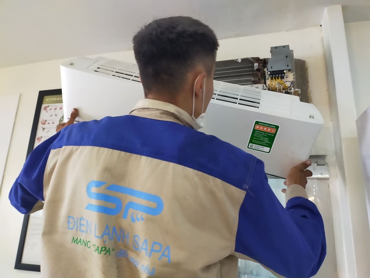 Kỹ thuật viên Điện lạnh Sapa đang khẩn trương hoàn thiện ca tháo lắp máy lạnh ngoài giờ cho khách hàng tại Quận 11, minh chứng cho sự uy tín và dịch vụ hỗ trợ linh hoạt suốt 24/7.